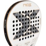 Nox AT10 Luxury Genius 12K 2026 Padelio rakete kampinis vaizdas