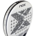 Nox AT10 Luxury Genius 12K Lite 2026 Padelio rakete kampinis vaizdas