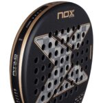 Nox AT10 Luxury Genius 18K 2026 Padelio rakete kampinis vaizdas