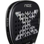 Nox AT10 Luxury Genius Attack 18K 2026 Padelio rakete kampinis vaizdas