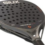 Siux Pegasus Pro Storm Grey 2026 Padelio rakete kampinis vaizdas