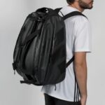 Adidas Multigame Black Bag 2026 padelio krepšys ant modelio