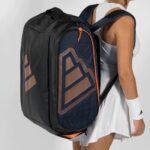 Adidas Protour Blue 2026 padelio krepšys ant modelio