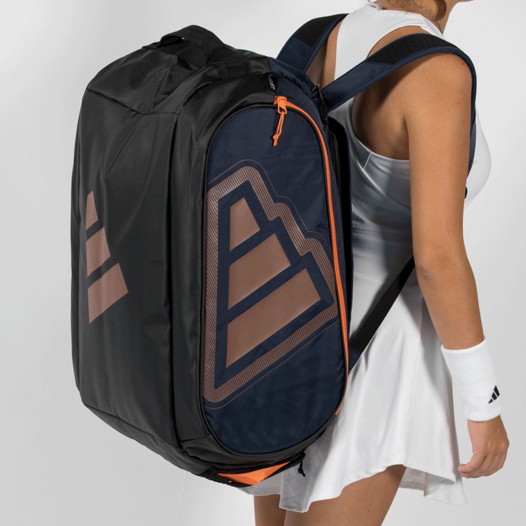 Adidas Protour Blue 2026 padelio krepšys ant modelio