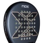 Nox AT10 Ultralight 26 padelio raketės paviršius iš arti