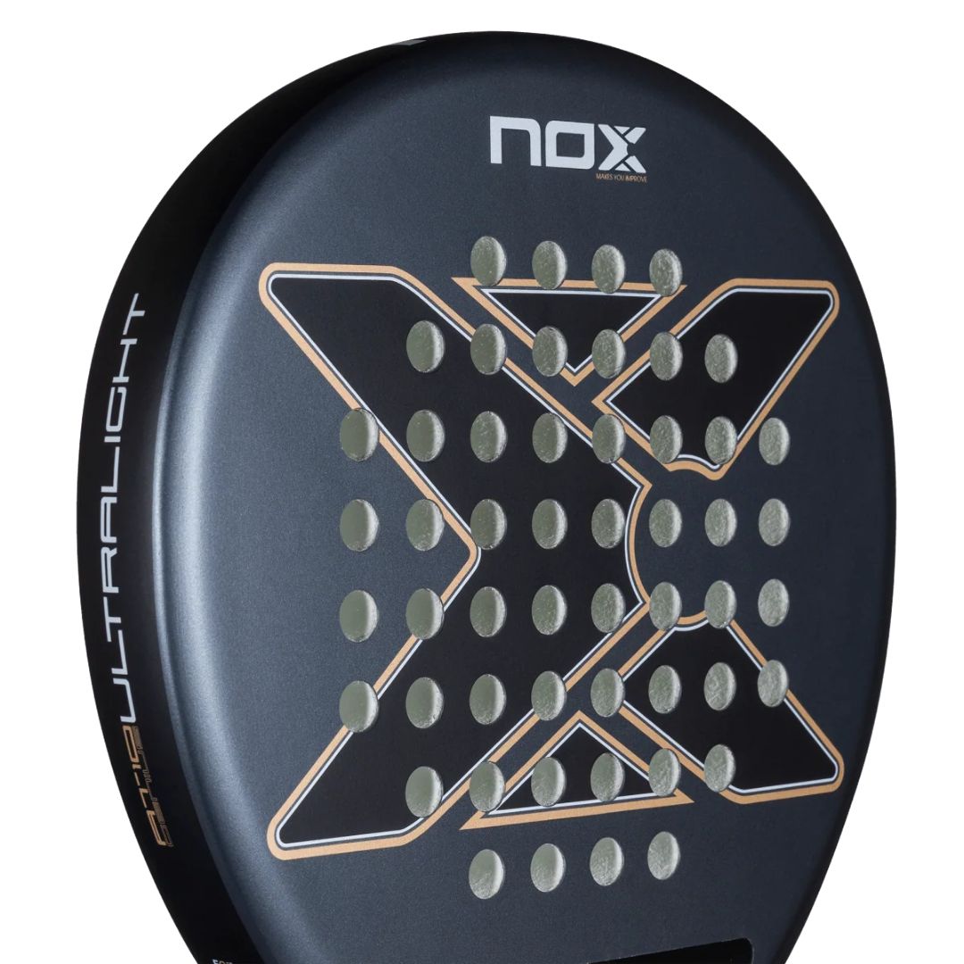 Nox AT10 Ultralight 26 padelio raketės paviršius iš arti
